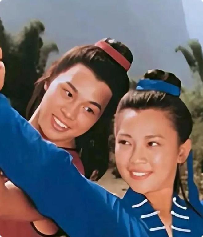 大女儿结婚仅送30万车，却将全部身家上交利智，李连杰偏心太明显？