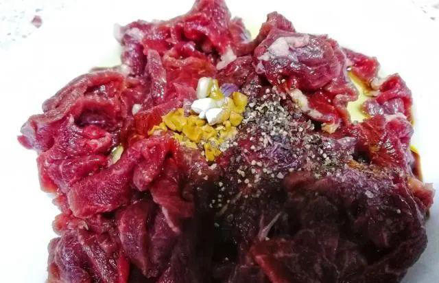 牛肉怎么炒好吃嫩滑，饭店大厨教你诀窍，再也不怕牛肉一炒就老