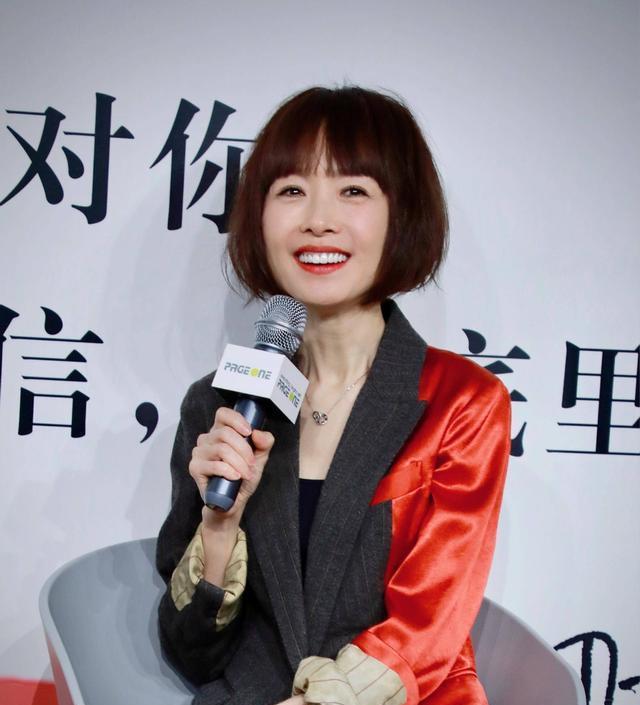 没想到，如今55岁胖出新宽度的鲁豫变养眼了，曾经的她真没法看