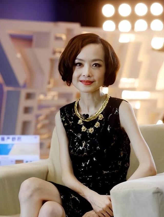 没想到，如今55岁胖出新宽度的鲁豫变养眼了，曾经的她真没法看