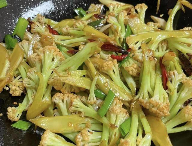 花菜有人焯水，有人直接炒，难怪不好吃，看饭店大厨咋做的！