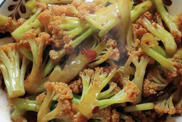 花菜有人焯水，有人直接炒，难怪不好吃，看饭店大厨咋做的!