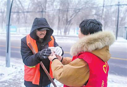 一碗热饺子，暖了环卫工人的心