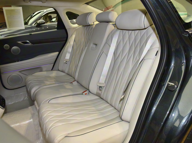 低调行政级豪车，标配电吸门四驱，混动续航达1000km