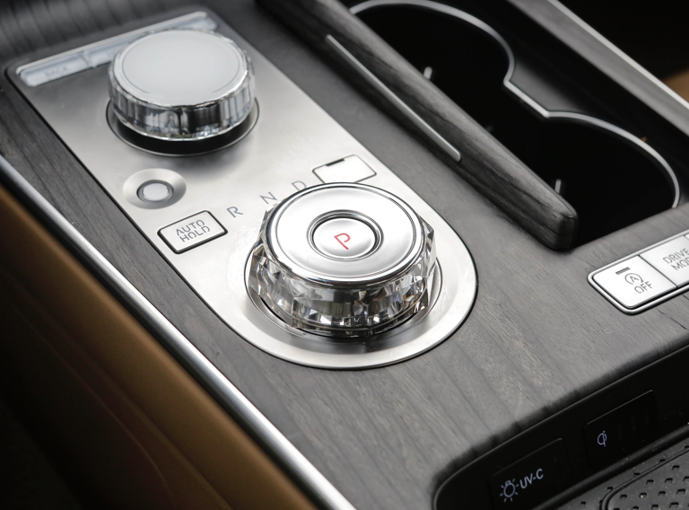 低调行政级豪车，标配电吸门四驱，混动续航达1000km