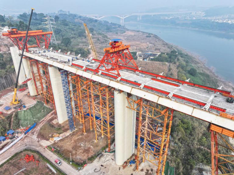 成渝中线高铁井口嘉陵江特大桥边跨钢梁架设完成