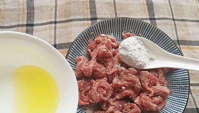 牛肉做对这一步，又鲜又嫩，不柴还不粘锅，可惜9成人不知道