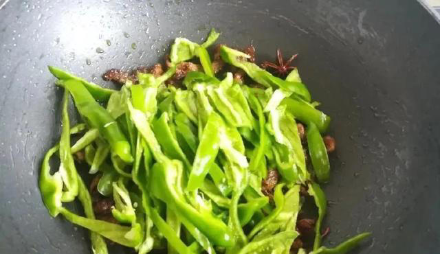 牛肉做对这一步，又鲜又嫩，不柴还不粘锅，可惜9成人不知道