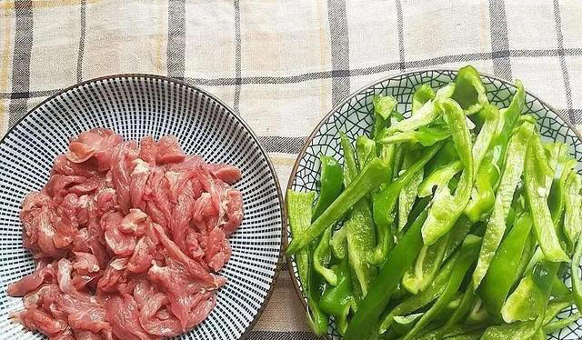 牛肉做对这一步，又鲜又嫩，不柴还不粘锅，可惜9成人不知道