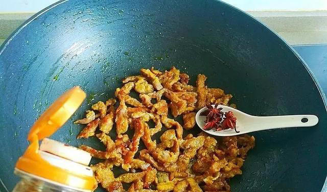 牛肉做对这一步，又鲜又嫩，不柴还不粘锅，可惜9成人不知道