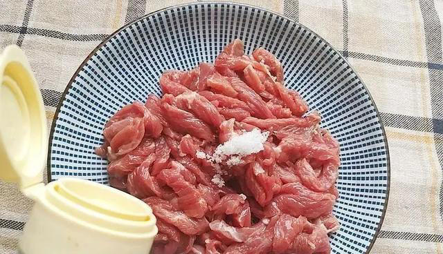 牛肉做对这一步，又鲜又嫩，不柴还不粘锅，可惜9成人不知道