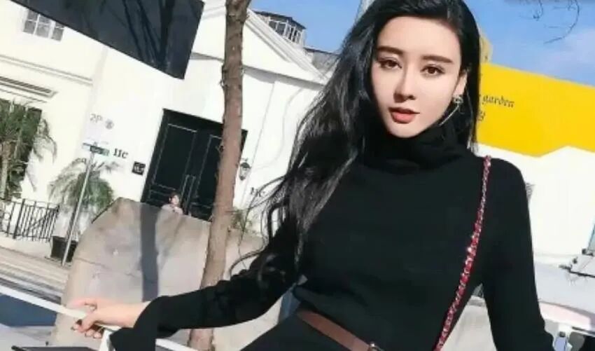 9年前，深圳富家女花800万整成范冰冰，丈夫整容成李晨，现在成这样