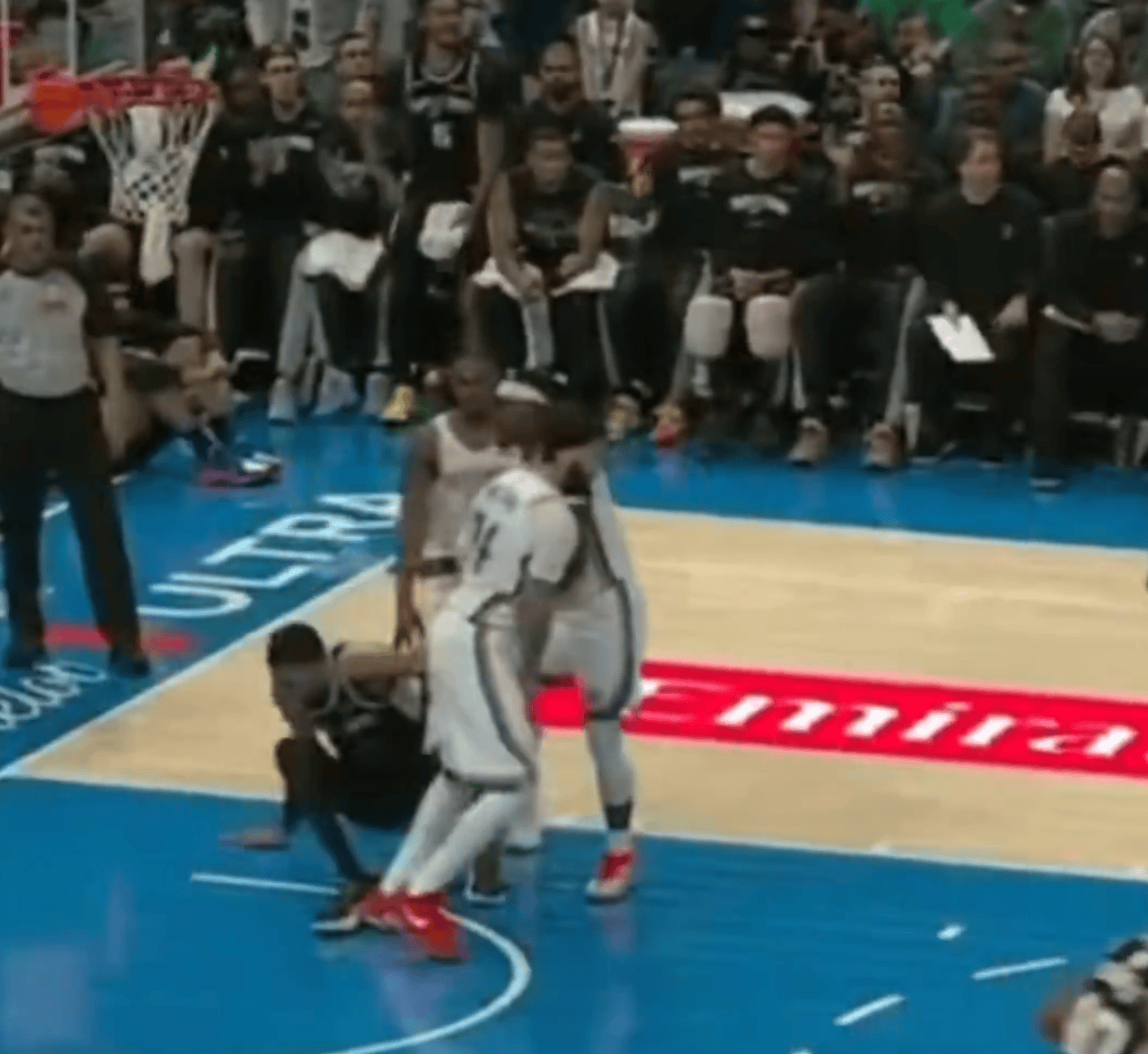 NBA Memes晒多尔特冲抢篮板：他简直像冲着废掉文班去的