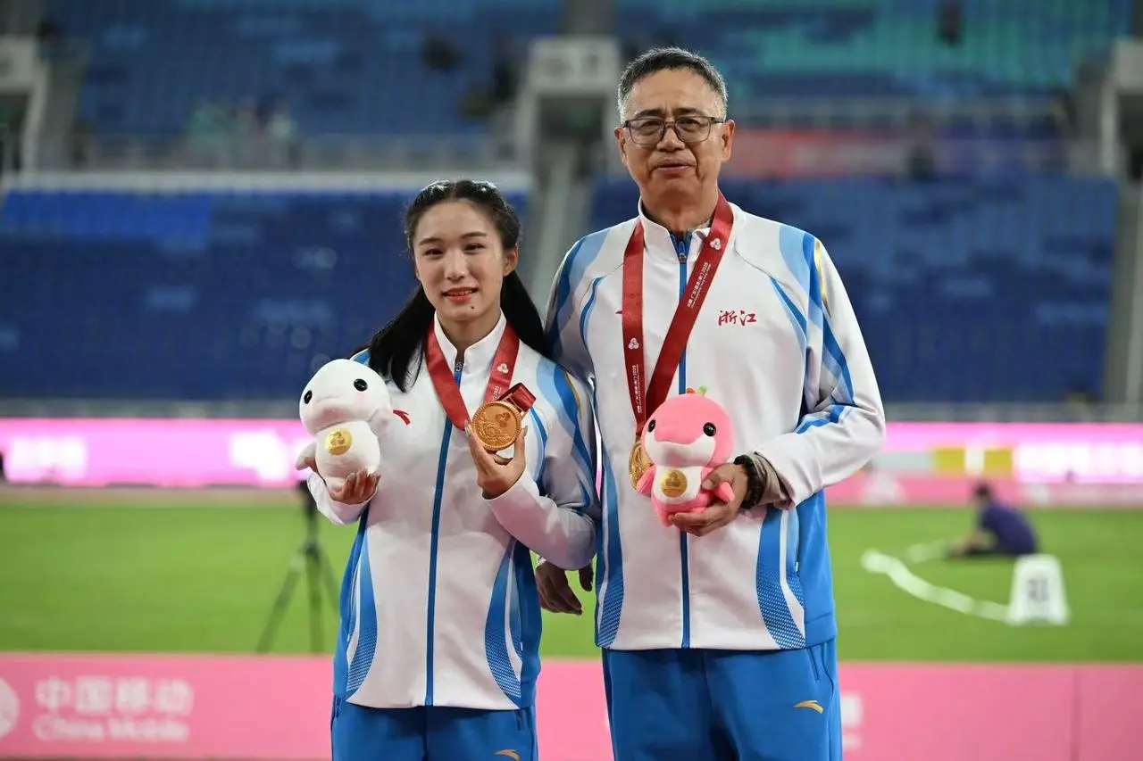 ţ�ˣ��ҵ�С���㣡17������С���˳��򡣺����η��̬����д�й��ٶ�