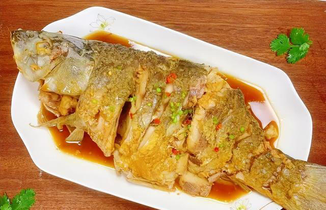 不管炖什么鱼，只放葱姜蒜就错了，教你一招，鱼肉不腥，鲜嫩入味