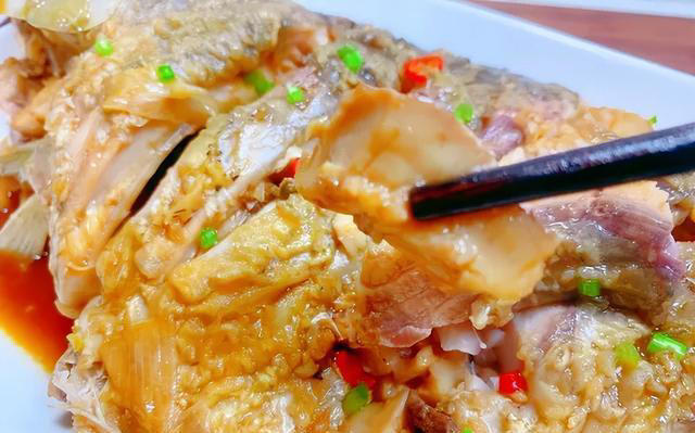 不管炖什么鱼，只放葱姜蒜就错了，教你一招，鱼肉不腥，鲜嫩入味
