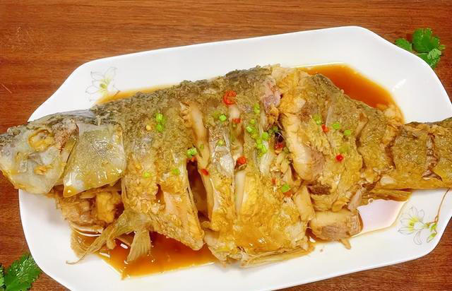不管炖什么鱼，只放葱姜蒜就错了，教你一招，鱼肉不腥，鲜嫩入味