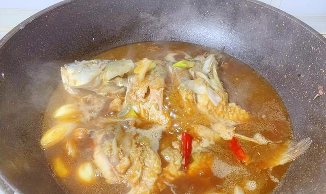 不管炖什么鱼，只放葱姜蒜就错了，教你一招，鱼肉不腥，鲜嫩入味