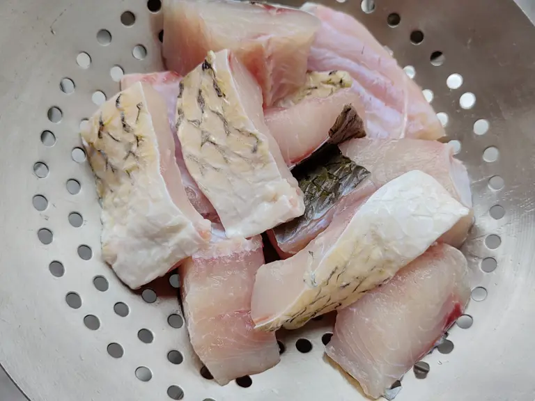 家常烧鱼这样做，鱼肉鲜嫩入味，一点不腥超下饭！