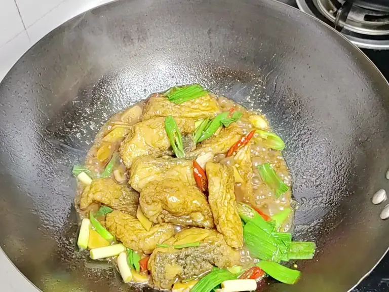 家常烧鱼这样做，鱼肉鲜嫩入味，一点不腥超下饭！