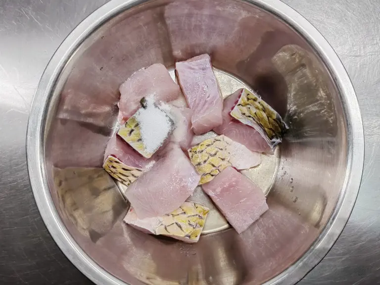 家常烧鱼这样做，鱼肉鲜嫩入味，一点不腥超下饭！