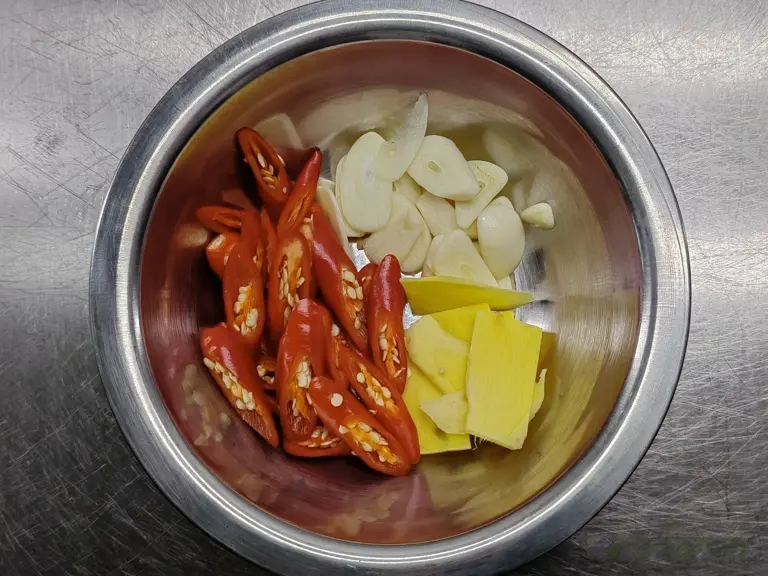 家常烧鱼这样做，鱼肉鲜嫩入味，一点不腥超下饭！