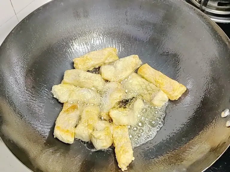 家常烧鱼这样做，鱼肉鲜嫩入味，一点不腥超下饭！