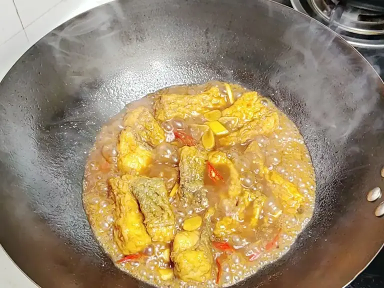 家常烧鱼这样做，鱼肉鲜嫩入味，一点不腥超下饭！