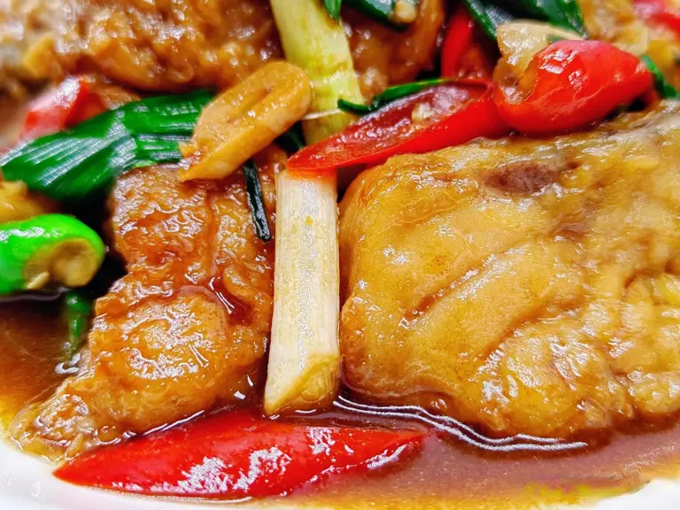 家常烧鱼这样做，鱼肉鲜嫩入味，一点不腥超下饭！