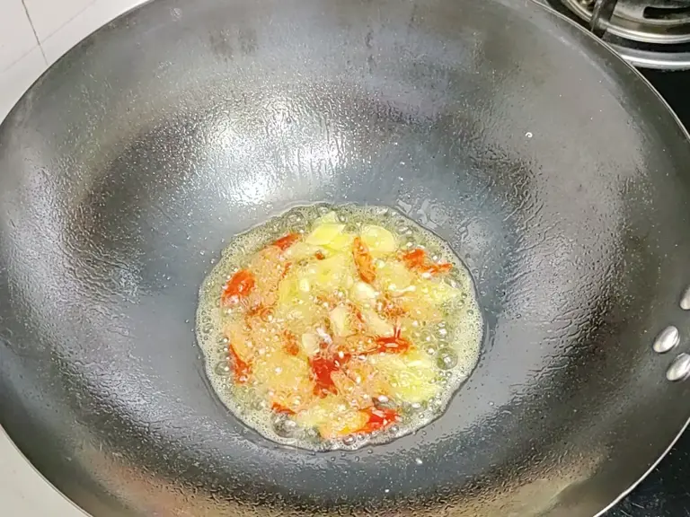 家常烧鱼这样做，鱼肉鲜嫩入味，一点不腥超下饭！