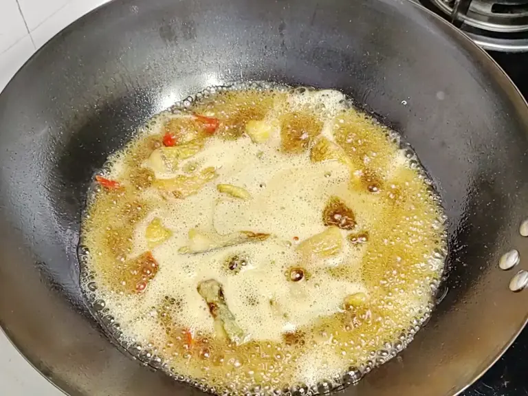 家常烧鱼这样做，鱼肉鲜嫩入味，一点不腥超下饭！