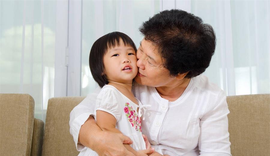 孩子打奶奶，妈妈让他罚站，却被奶奶说“我愿意”