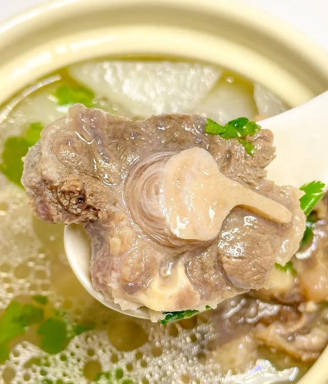 炖牛骨汤，汤浓肉嫩，温暖无比
