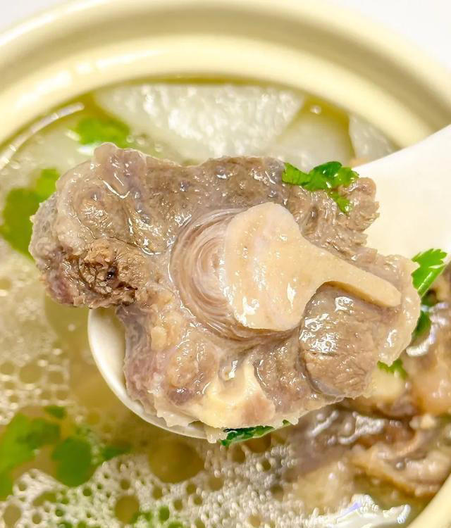 炖牛骨汤，汤浓肉嫩，温暖无比
