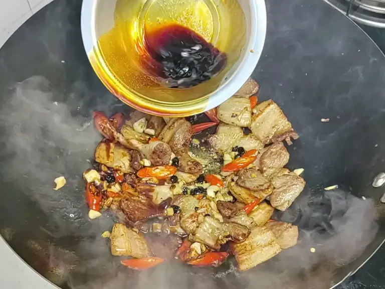 拍蒜五花肉，十分钟出锅，香浓入味，才是真正的下饭神器