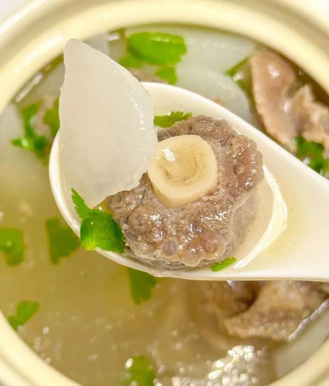 炖牛骨汤，汤浓肉嫩，温暖无比