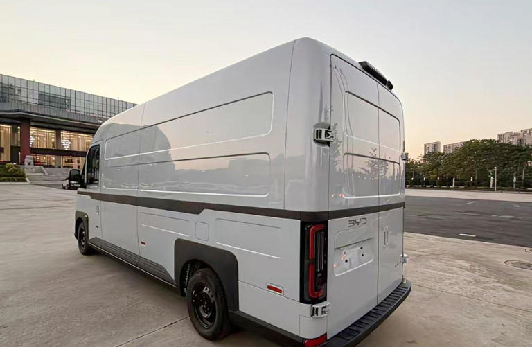 比亚迪大VAN实车，外观很方正硬朗，3座，侧滑门，车长5995mm