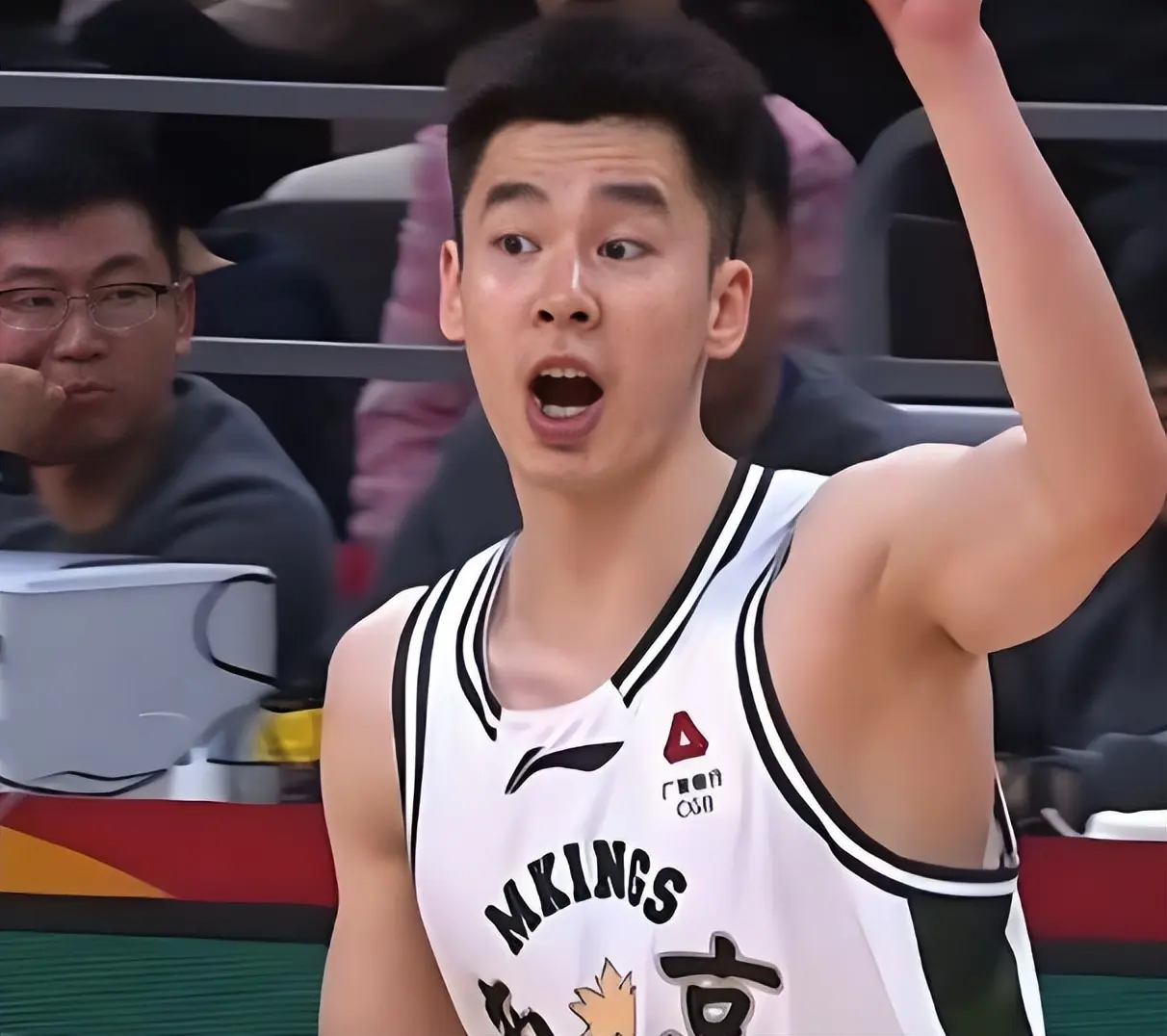 出手次数太少被批! 球迷：郭昊文每场比赛就应该照样投20次篮