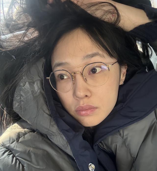 白百何的上班素颜照脸上没皱纹没斑点皮肤很好，头发凌乱好真实