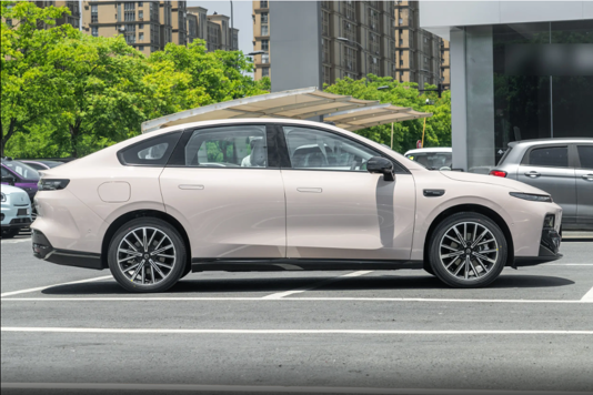 简评零跑B01：650km续航+宁德时代，标配8295芯片