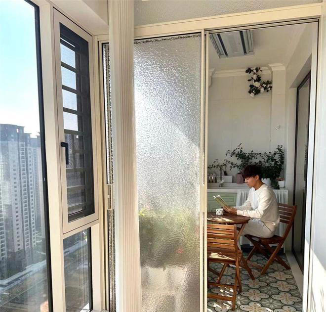还纠结“阳台封不封”? 如今流行“半封阳台”，一半生活一半休闲!