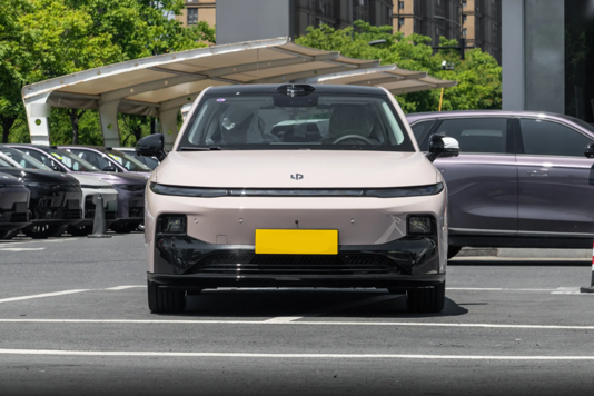 简评零跑B01：650km续航+宁德时代，标配8295芯片