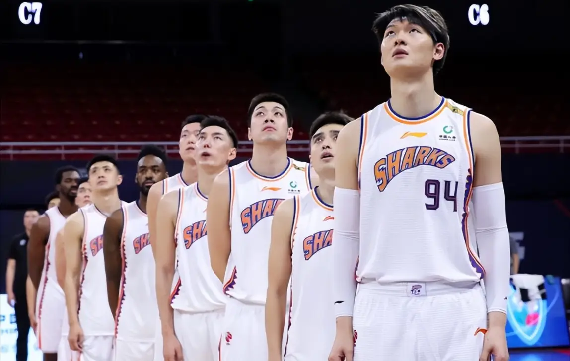 90-73! 上海男篮大胜青岛男篮，三巨头合砍52分，卢伟豪取八连胜