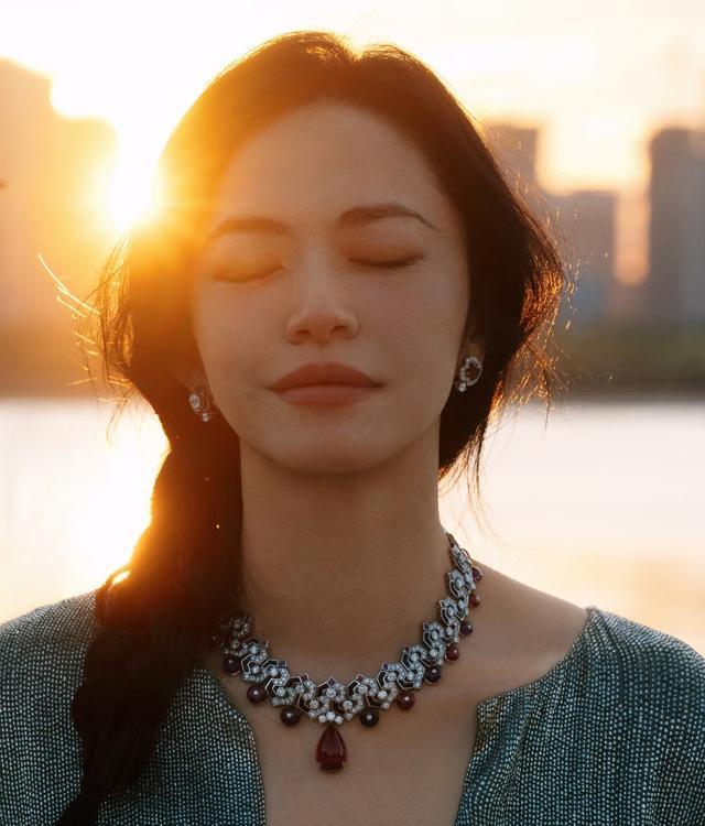 姚晨回福州探亲! 93岁舅公到见她当场蹦起来! 老人家住旧楼不愿搬