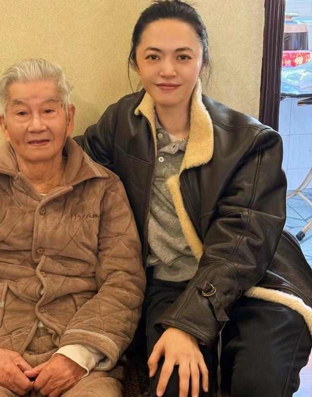 姚晨回福州探亲! 93岁舅公到见她当场蹦起来! 老人家住旧楼不愿搬