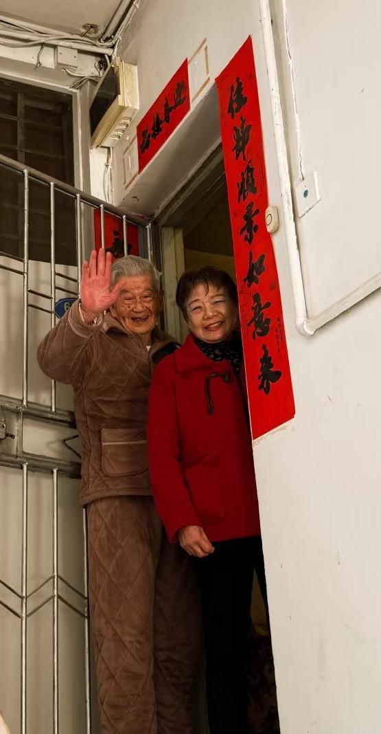 姚晨回福州探亲! 93岁舅公到见她当场蹦起来! 老人家住旧楼不愿搬