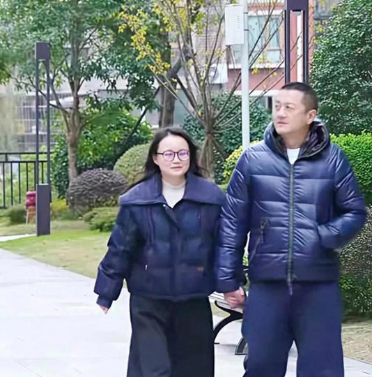 李亚鹏朱春燕小区牵手散步!17年情分比血缘还真