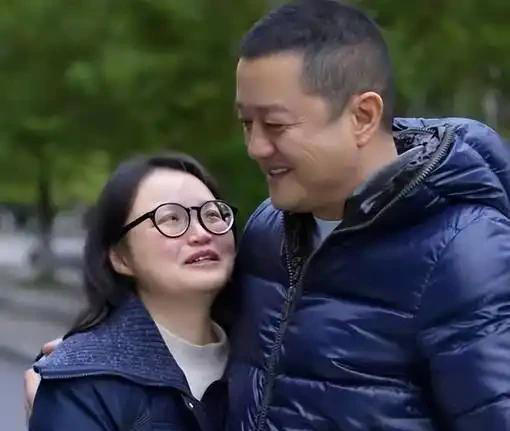 李亚鹏朱春燕小区牵手散步!17年情分比血缘还真