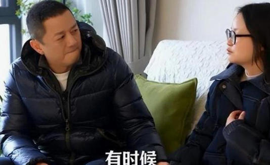 李亚鹏朱春燕小区牵手散步!17年情分比血缘还真