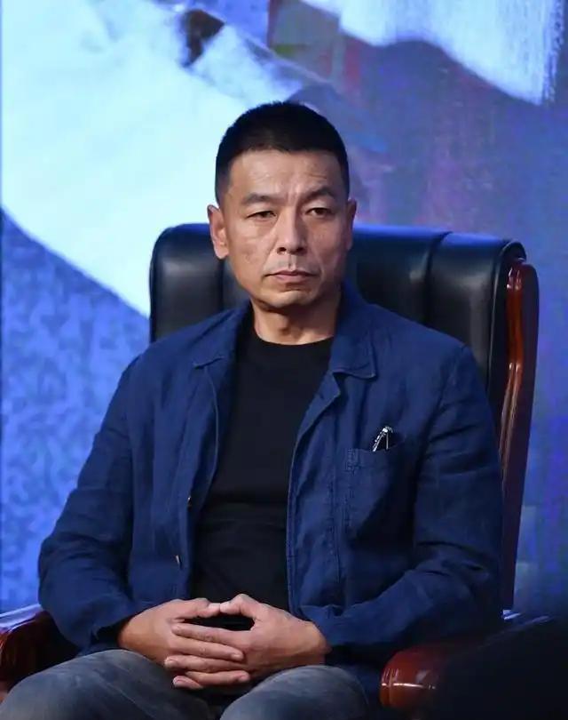 演员王挺：父母离婚，帮爸爸还掉千万巨债后，40岁终与家人和解